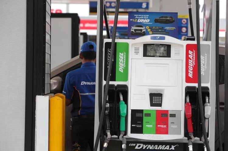 Consumidores guatemaltecos consultados indicaron que gastan más en combustible que hace unas semanas. (Foto Prensa Libre: Estuardo Paredes)