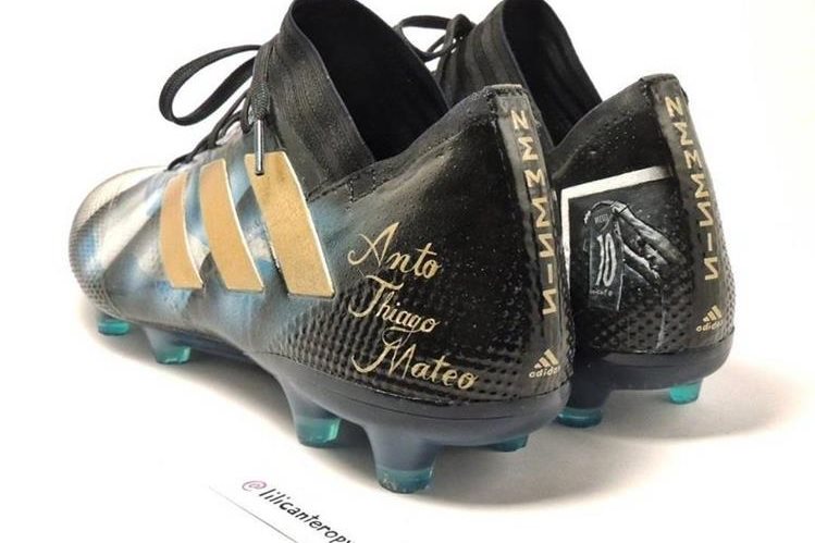 Messi recibió chimpunes con imágenes de su vida — Facebook Messi recibió chimpunes con imágenes de su vida — Facebook