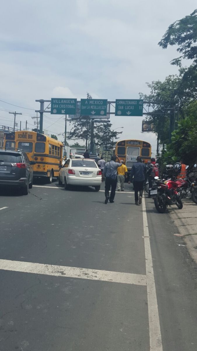 El tránsito de vehículos está paralizado por un accidente en Mixco. (Foto Prensa Libre: Sandra Zapeta)