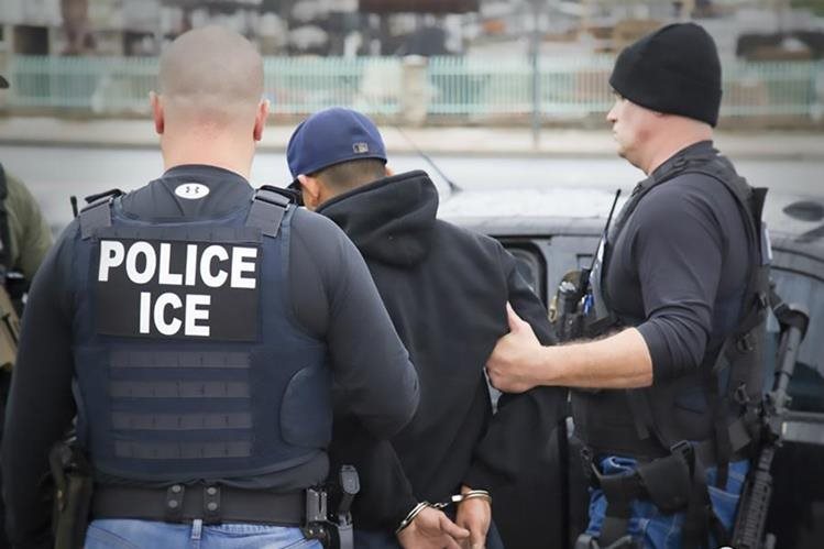 Los oficiales de Inmigración de Estados Unidos, también conocidos como ICE, llevan a cabo un operativo contra indocumentados.(Foto HemerotrecaPL).