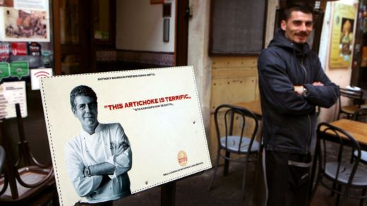 Restaurantes recomendados por Bourdain en todo el mundo lucen orgullosos su imagen por haber superado el exigente criterio del chef. GETTY IMAGES