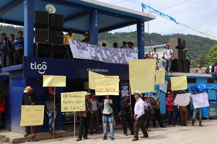 Pobladores han manifestado contra el jefe edil, por un problema en un proyecto de agua entubada. (Foto Prensa Libre. Héctor Cordero)