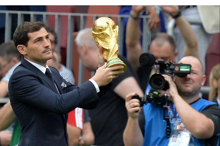 Iker Casillas fue el encargado de presentar la Copa del Mundo. (Foto Prensa Libre: EFE)