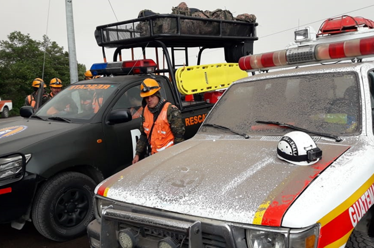 Una ambulancia de los Bomberos Voluntarios de una estación cercana al volcán se ve cubierta de arena. (Foto Prensa Libre: Víctor Chamalé)