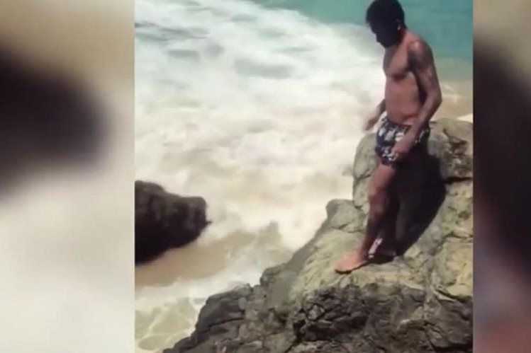 El brasileño Neymar realizó un temerario salto durante sus vacaciones de fin de año en las playas de su país. (Foto Prensa Libre: Twitter)