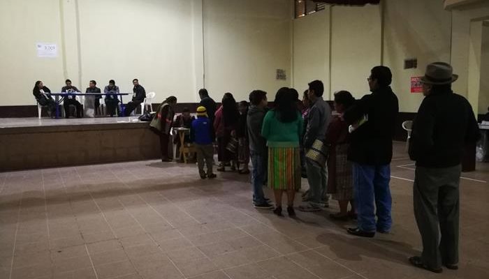 Lluvia y pocos votantes: así inició la Consulta Popular