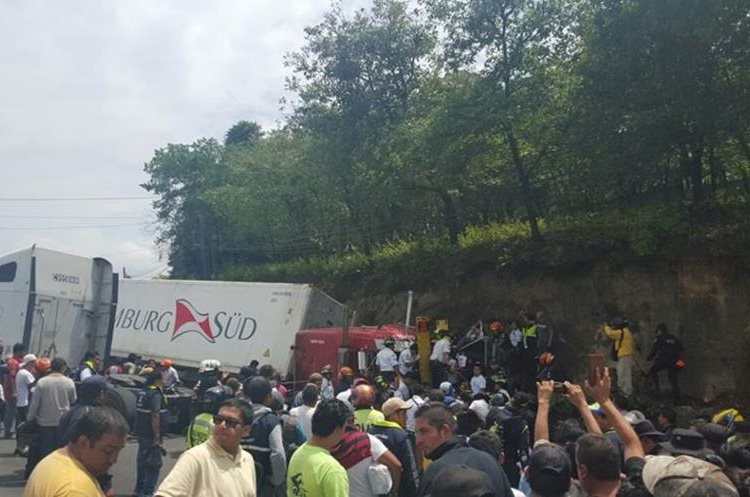 Socorristas trabajan para liberar a personas atrapadas en vehículos involucradas en accidente en Mixco. (Foto Prensa Libre: Sandra Zapeta)
