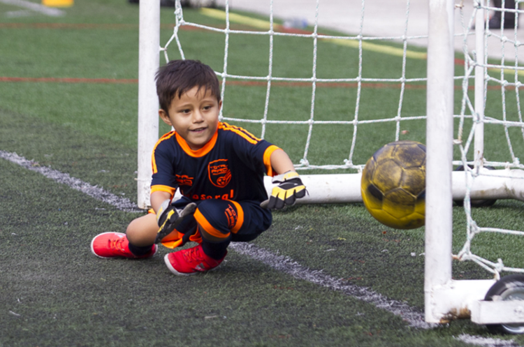 Elpequeño sueña con ser un futbolista profesional. Su ejemplo a seguir es Lionel Messi. (Foto Prensa Libre: Hemeroteca)