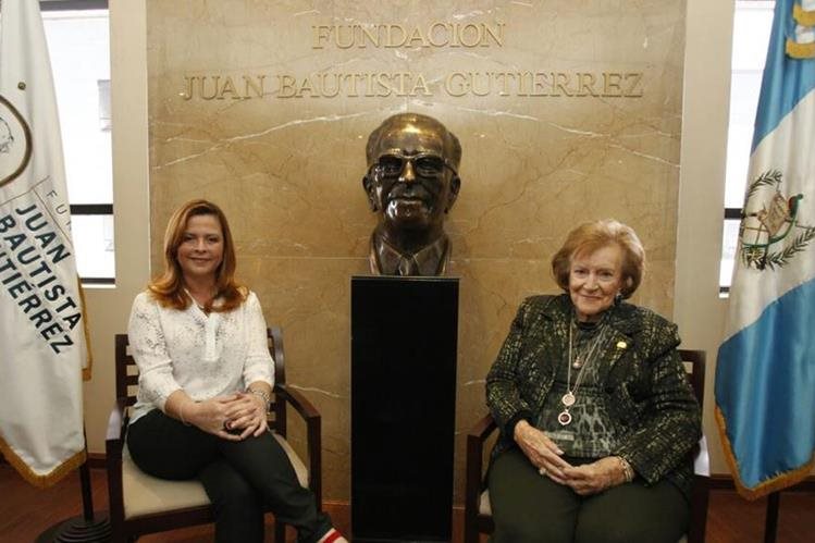 Isabel Gutiérrez de Bosch, presidenta y fundadora del programa de Becas Universitarias de la Fundación Juan Bautista Gutiérrez y Cristina Díaz, directora ejecutiva, informan sobre la convocatoria de las becas para el 2018. (Foto Prensa Libre: Paulo Raquec)