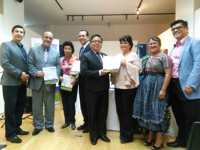 Autoridades del Ministerio de Educación reciben la convocatoria para el Premio Maestro 100 Puntos, edición 12 que se realiza este año. (Foto Prensa Libre: Oscar Felipe Quisque)