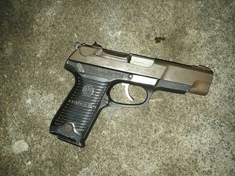 A los capturados les incautaron un arma de fuego. (Foto Prensa Libre: PNC)