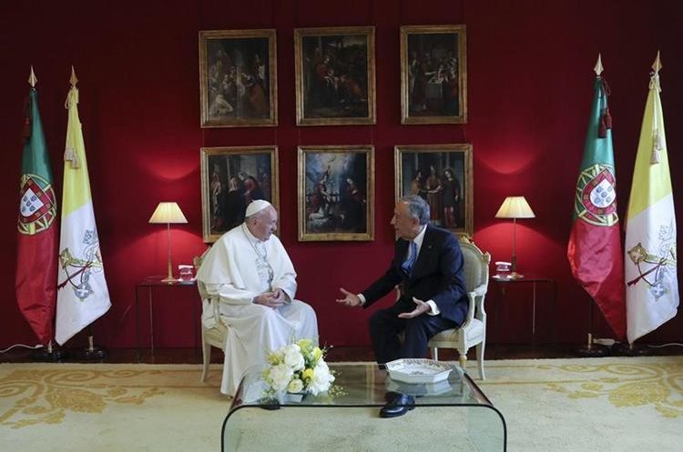 Francisco llegó a Portugal para canonizar a pastores de Fátima Francisco llegó a Portugal para canonizar a pastores de Fátima