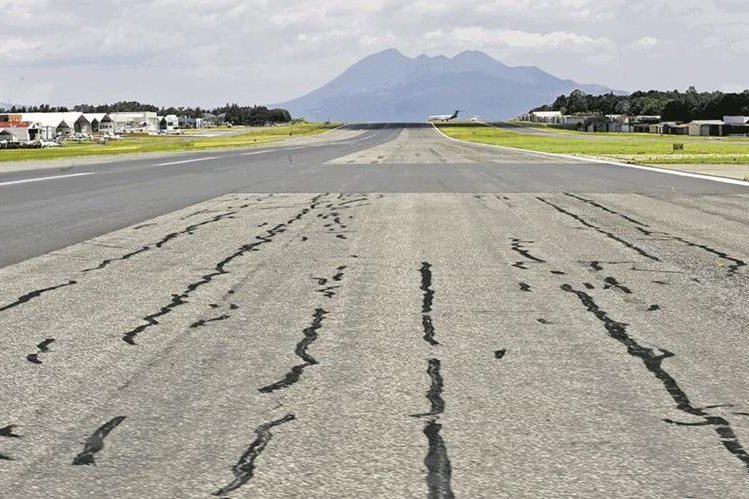 La pista del Aeropuerto es una de las próximas inversiones para mejorar la calidad del servicio. (Foto Prensa Libre: Hemeroteca PL)