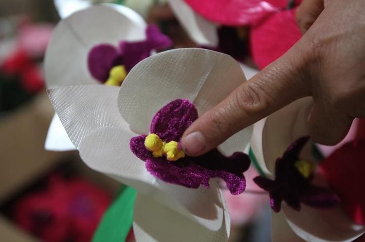 Cada flor elaborada es una obra de arte en honor de la Virgen del Rosario. (Foto Prensa Libre: Óscar Rivas).