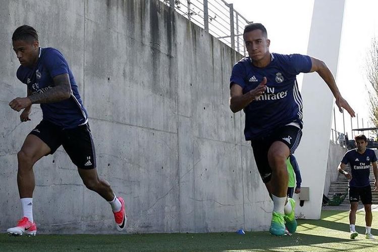 Mariano y Lucas Vásquez durante el entrenamiento del Real Madrid en Valdebebas