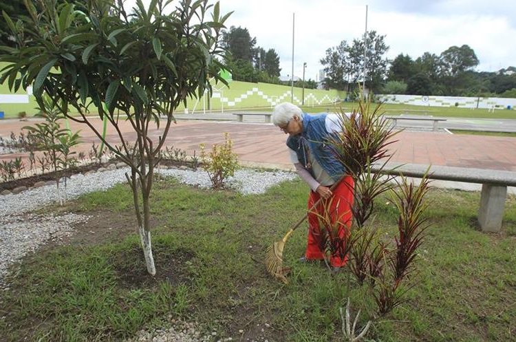 Polideportivo residenciales del Norte, Juana Imelda Cceres Sagastume, ubicado en la zona 17. Doa Juana Cceres , llega todos los das con sus implementos de limpieza, en memoria de ella es que el polideportivo lleva su nombre. Fotografia Esbin Garcia