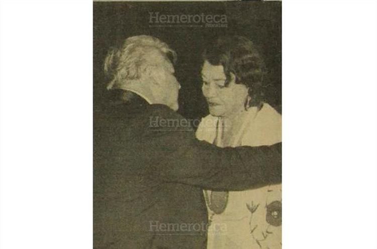 La señora Goyita Alvarado viuda de Navarro, recibe la condecoración por ser pioneros del circo en Guatemala homenaje , 28/10/1982 . (Foto: Hemeroteca PL)
