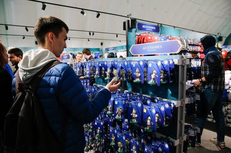 En las cercanías de la zona de Fanes, hay tiendas oficiales del Mundial de Rusia 2018. (Foto Prensa Libre: AFP)