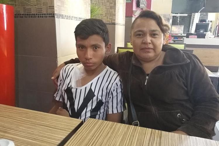 Luis Enrique Arriola Morales y su madre Heidy Morales tienen fe de salir de esta difícil situación. (Foto Prensa Libre: Oscar Fernando García).