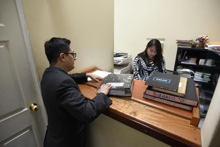 El fiscal Francisco Sandoval enrega la acusación en el Juzgado de Mayor Riesgo B. (Foto Prensa Libre: Paulo Raquec)