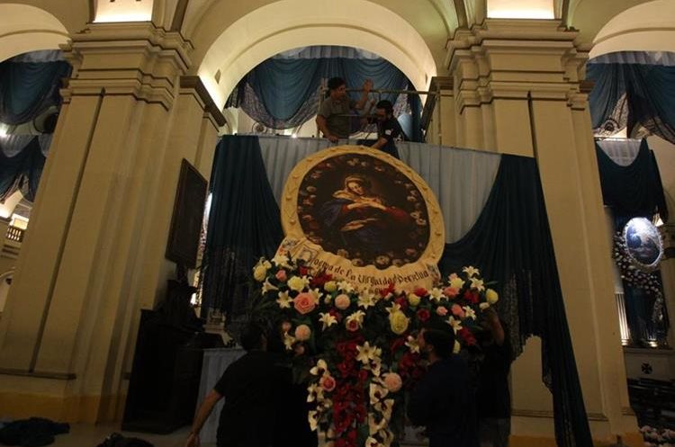 El adorno del templo hace referencia a las apariciones de la Virgen María. (Foto Prensa Libre: Óscar Rivas). 