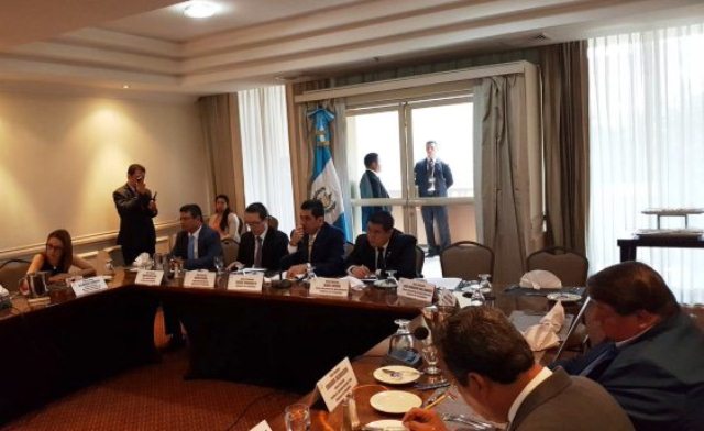 Diputados reunidos en un hotel en la zona 10 para buscar acuerdos por reformas a constitucionales. (Foto Prensa Libre: MP)