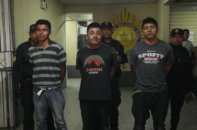Tres de los supuestos responsables del ataque, además hay otro herido y un menor remitido. (Foto Prensa Libre: PNC)
