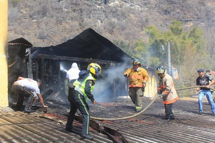 Socorristas controlan incendio en hotel de Panajachel, Sololá. (Foto Prensa Libre: Ángel Julajuj). 