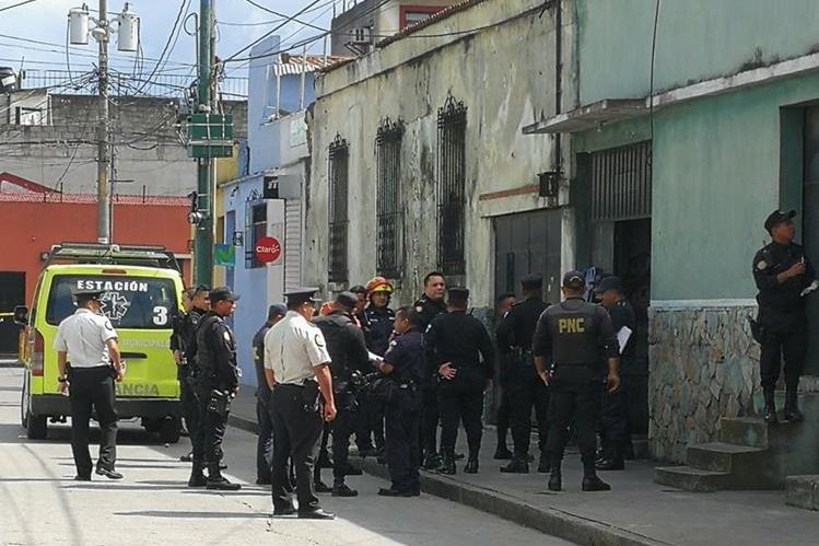 Un ataque armado ocurrió en la zona 1 capitalina que dejó dos muertos y un herido. (Foto Prensa Libre: Óscar Rivas)