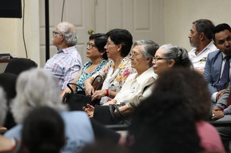 La familia Molina Theissen durante la audiencia de este martes. (Foto Prensa Libre: Paulo Raquec).
