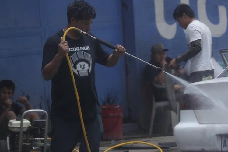 Varios negocios de lavado de vehÃ­culos funcionan en la vÃ­a pÃºblica, en diferentes zonas del Ã¡rea metropolitana. (Foto Prensa Libre: Estuardo Paredes) 