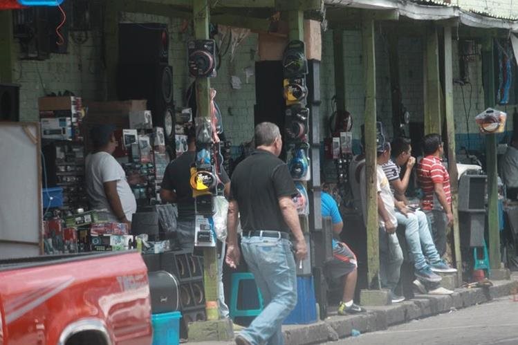 Mercado La Presideneta donde, seg&uacute;n la Polic&iacute;a, venden los emblemas robados. (Foto Prensa Libre: Estuardo Paredes)