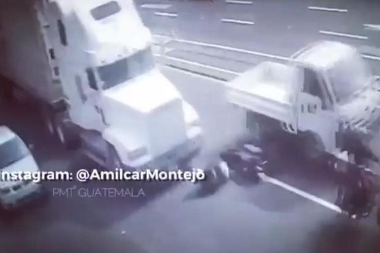 Cámaras de seguridad captaron cuando un tráiler pasó por encima de un motorista en la calzada Roosevelt, quien resultó con heridas leves. (foto Prensa Libre: Twitter Amílcar Montejo)