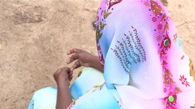 La madre de Shafa lucha por mantener a la familia unida y busca ayuda para su hija.