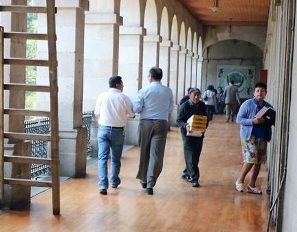 Varios vecinos se quejan de la mala atención que brindan los empleados de la comuna de Xela. (Foto Prensa Libre: Carlos Ventura)
