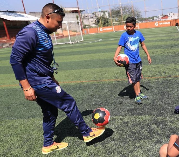 El entrenador muestra algunas técnicas de pateo. (Foto Prensa Libre: Estuardo Paredes)