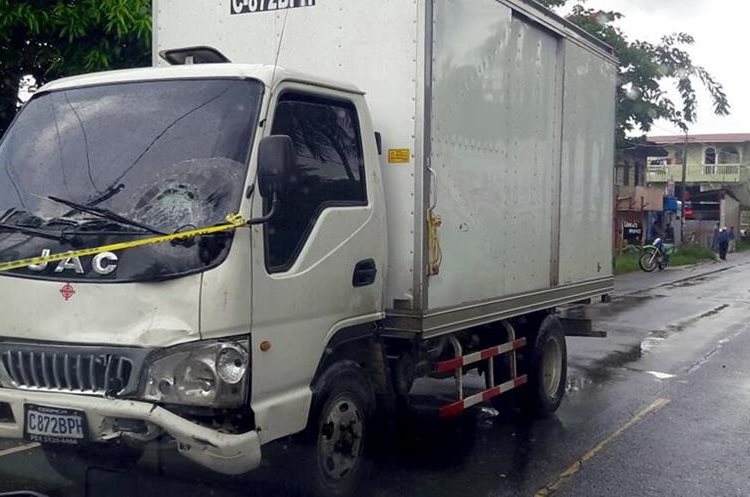 El piloto del camión huyó del lugar al ver a la menor sin vida. (Foto Prensa Libre: Dony Stewart)