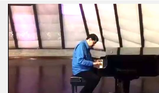 Nicolás Maduro toca el piano y enciende las redes Nicolás Maduro toca el piano y enciende las redes