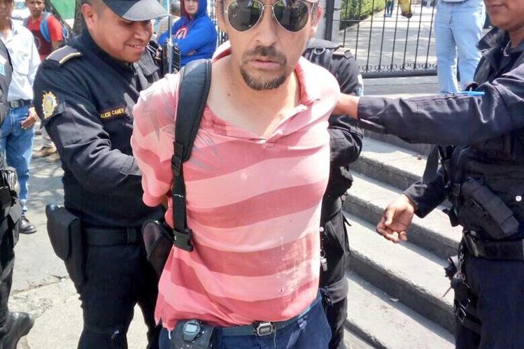 Jorge Ricardo Guzmán de 50 años fue detenido por acusado de agredir a una mujer de 22 años (Foto Prensa Libre: Amilcar Montejo)
