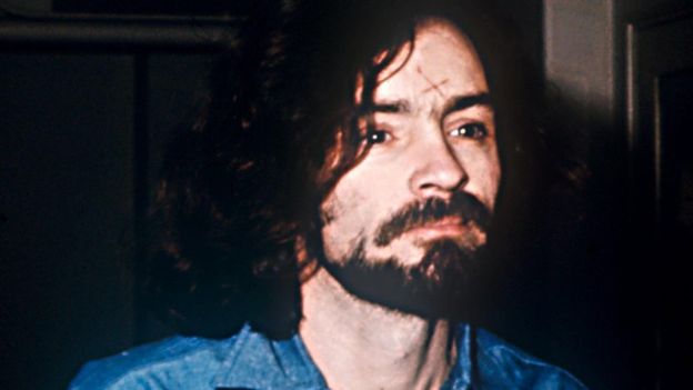 Charles Manson, que hoy tiene 83 años, está condenado a cadena perpetua por haberle ordenado a los seguidores de su culto, "La familia", el asesinato de 9 personas a finales de los años 60. En 2015 canceló su boda con su prometida, Afton Elaine Burton, 50 años más joven que él. (Foto, AP)