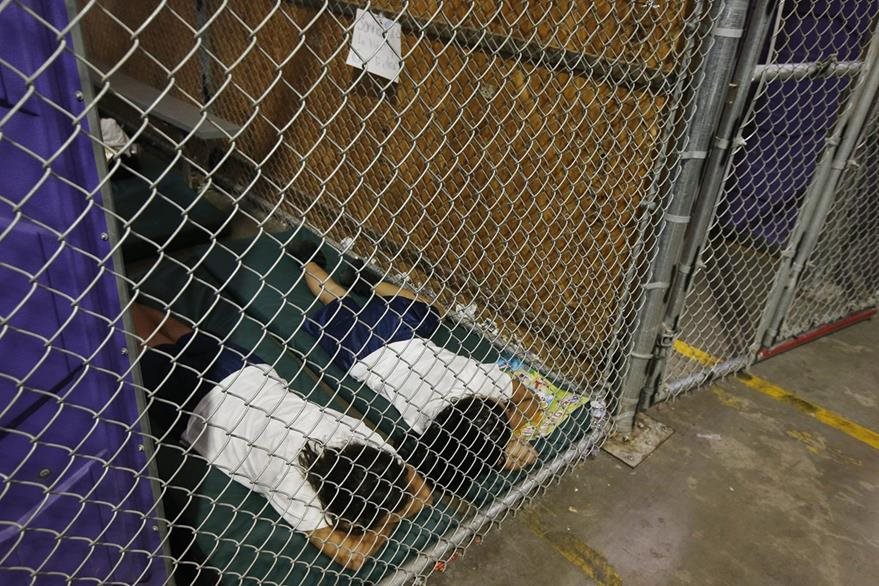 Dos mujeres detenidas duermen en una celda de retención, ya que los niños están separados por grupos de edad y género en Nogales, Arizona.(Foto Prensa Libre: Hemeroteca PL)