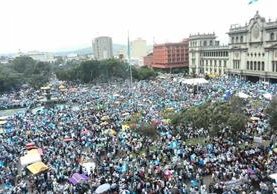 Las manifestaciones masivas del año pasado pedían el fin de la corrupción. (Foto Prensa Libre: Hemeroteca PL)