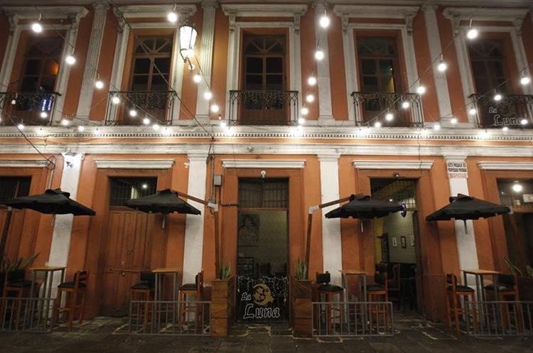 El bar La Luna para los amantes de la trova cumplió 10 años. (Foto Prensa Libre: Paulo Raquec)
