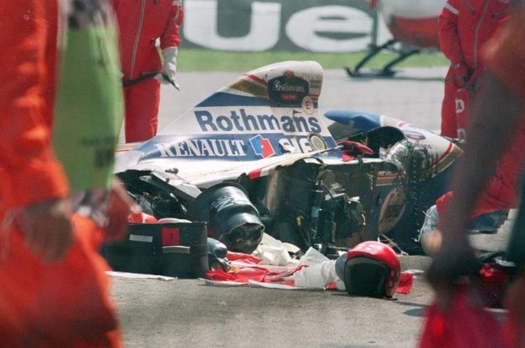 La impactante escena del vehículo en el que se transportaba Senna destruido por el impacto en un muro. (Foto: Hemeroteca PL)