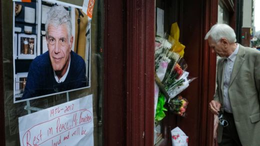 Admiradores de Bourdain homenajearon con flores y mensajes para el cocinero en el restaurante Brasserie Les Halles de Nueva York, donde era el chef principal. GETTY IMAGES