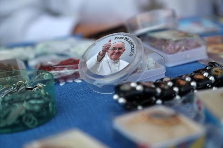 Vista de un relicario con la imagen del papa Francisco a la venta al exterior de una de las iglesias históricas de la ciudad de Lima, Perú. (Foto Prensa Libre: EFE)