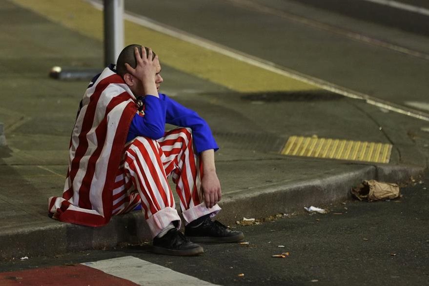 Un hombre en Washington, D.C. luce desilusionado tras la victoria de Trump. (Foto Prensa Libre: AP).