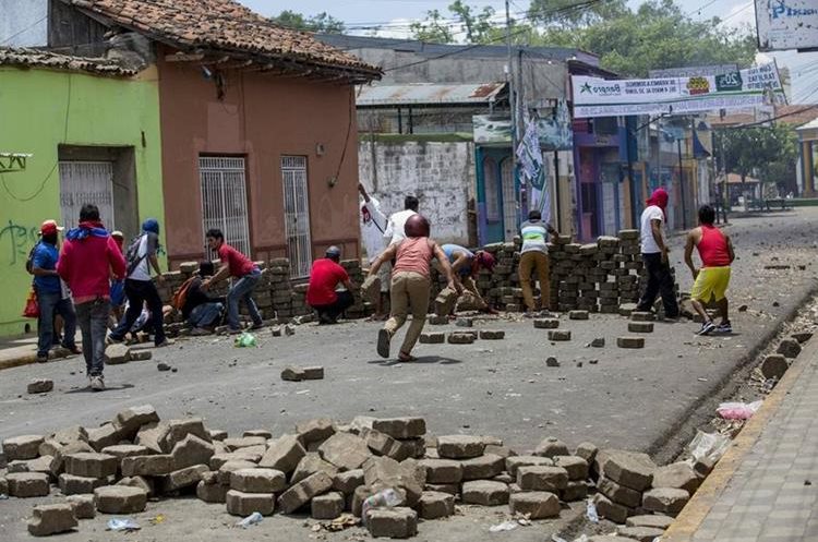 Manifestantes levantan una barricada durante la protesta contra el gobierno de Daniel Ortega en Masaya, Nicaragua.(EFE).