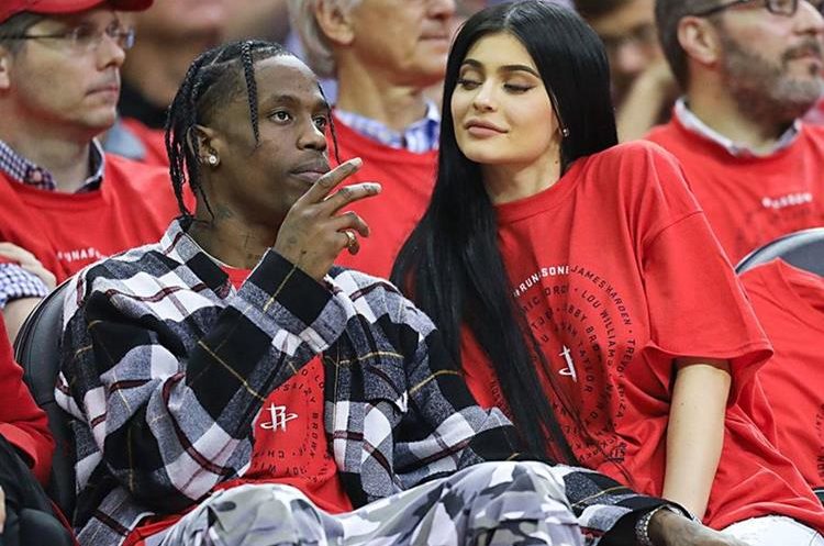 Travis Scott y Kylie Jenner se convirtieron en padres de una bebé que pesó 8 libras y 9 onzas.