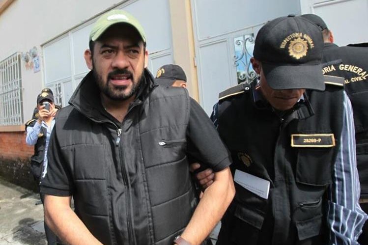 El exfiscal Orlando López, es detenido en su residencia en la 13 calle 11-33 de la zona 2. (Foto Prensa Libre: Érick Ávila)